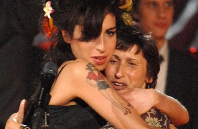 Amy Winehouse’u Anlatan Yeni Belgesel, Annesinin Katkısıyla Çekilecek